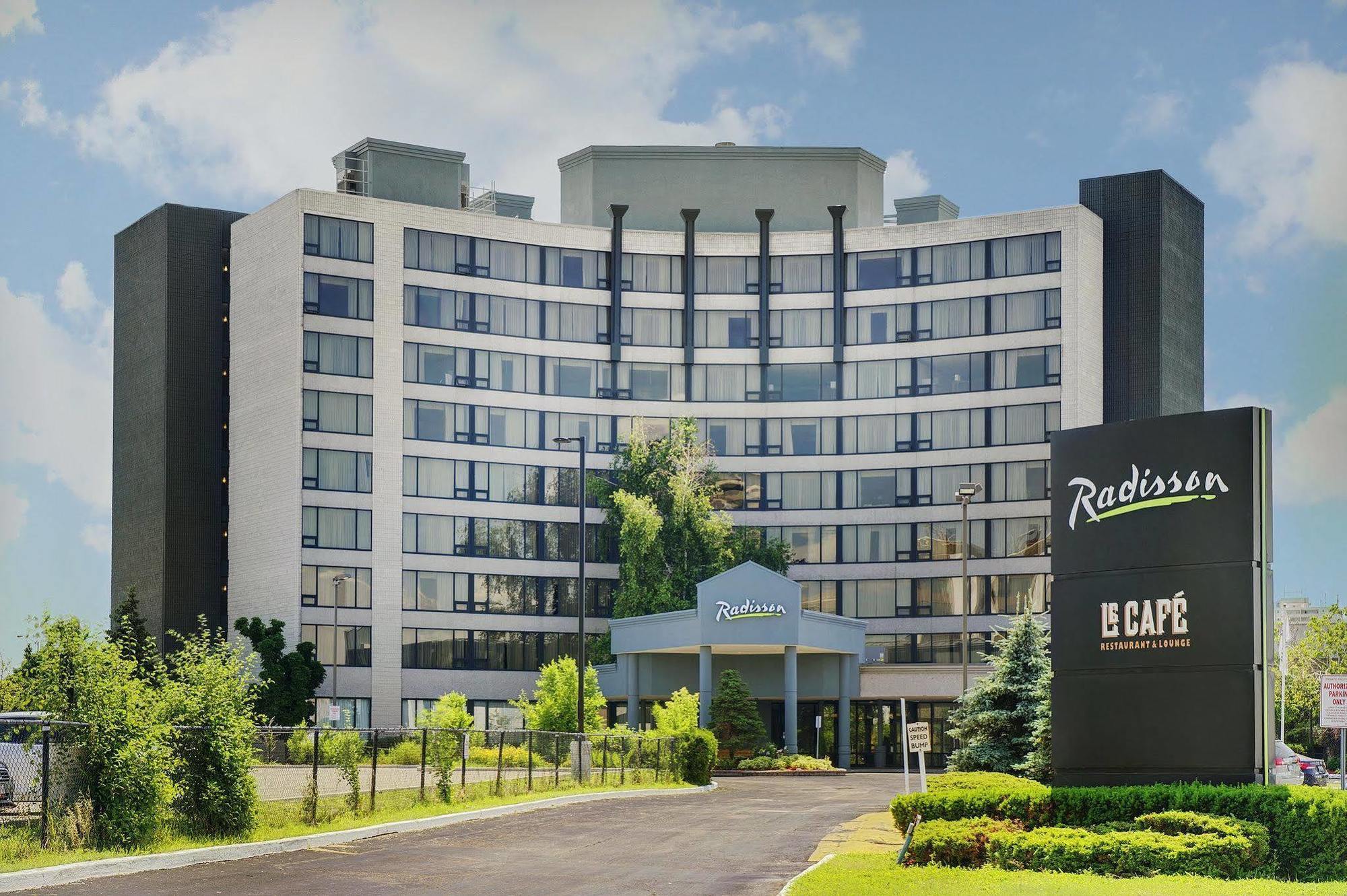 Radisson рядом. Первый отель Рэдиссон. Рэдиссон Канада. Гостиничная цепь Рэдиссон. Рэдиссон Блу белорусская снаружи.